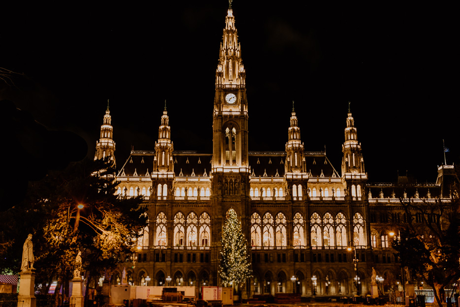 Wiener Rathaus bei Nacht